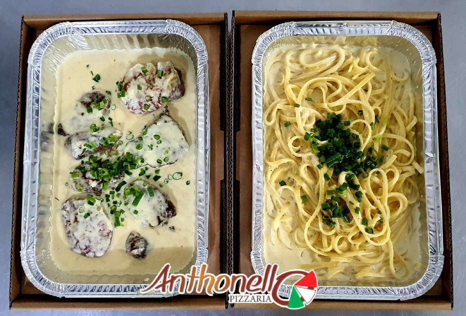 Fettuccine ao Molho Quatro Queijos com Escalopes de Mignon 